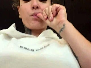 gym hottie gets turned on by sweaty hard nipples 😍