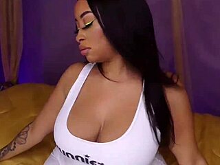 ניקסלינקה, הפורטוריקנית עם תחת ענק, מתהלכת עם 13 מודלים עבים עירומים. תהיה מכור!