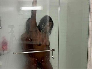 Hej polubrate, hoćeš da mi se pridružiš u tušu dok svi nisu tu? Hajde da se uprljamo dogi stilom!