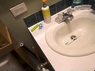 Suihkuaika hauskaa seksikkään äitipuoleni Alora Jaymesin kanssa WCA Productionsissa