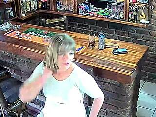 Surprise ma femme en train de tromper avec un doigtage dehors sur caméra cachée