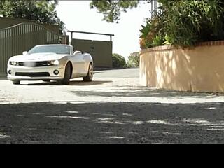 เจ๋งว่ะ! สาวเลสเบี้ยนอเมริกันจิ้มนิ้วกันบนฝากระโปรงคอร์เวตต์