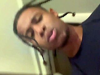 Busty styvmorsa låter Lil D knulla medan pappa är borta