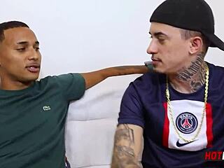 Pirocudo golpea pasivos calientes en trío anal salvaje