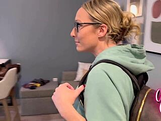 Mačeha pride v mojo študentsko sobo, stvari se lahko razživijo nocoj