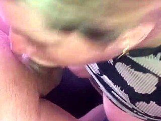 Puta rubia de anime ama chupar polla y recibir semen en boca