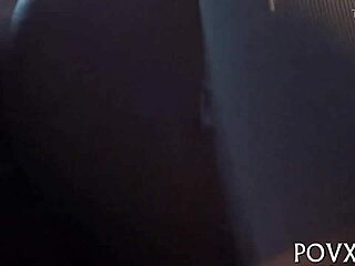 Så denne unge nymfe går vild med varme cumshots overalt