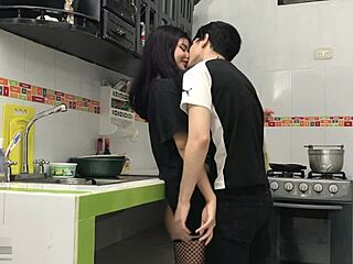 Sranje, našel sem svojo hermanastro golo in jo jebal močno!