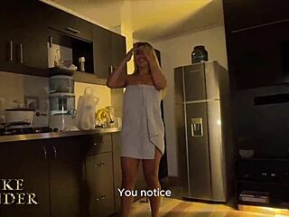 Жестоко туцање са таштом док девојка није ту.