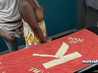 Páni! Manžel posílá manželku k černému masérovi na olejovou masáž prsou!