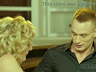 Mommy4K mamma föreslår njutning med sidoknull på soffan