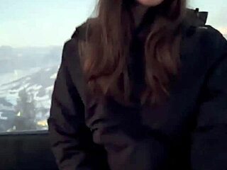 Ado amateur avale du sperme en bouche pendant une chevauchée publique