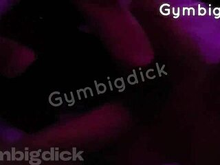 Twink asiático gay con culo grande follado a lo perrito por guapo con polla enorme, ¡y me la mama!