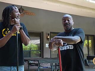 Nemůžu uvěřit tomu špinavýmu ději v western traileru s mokrou kundou a velkýma čurákama