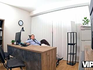 Bankdame baas explodeert in orgasmes van stoute kantoor ondergeschikte