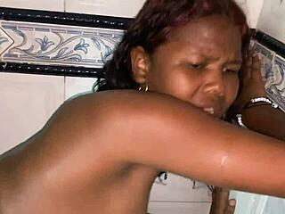 Me follo a la CALIENTE de mi madrastra cuando está en la DUCHA con oral.