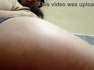 Стройная индийская девчонка рвет одежду в стриптизе, чтобы ты кончил сильно за кулисами!