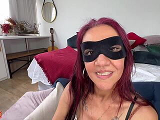 Velhinha safada entra na gangbang louca com caras novos 18+ metendo forte na orgia interracial, latina magrinha geme alto de quatro!