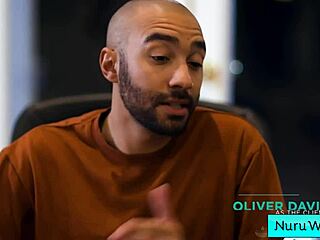 Svart kåt skönhetsmassös ger blöt nuru massage