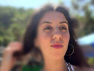 Denne Hotte Sugede Mig Af På Offentlig Strand. Gik Så Rundt Med Sperma På Ansigtet!