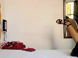 Jeg griper stefaren min som ser på meg prøve klær og ender med kukken hans inni meg