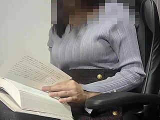 独自在温暖房间看书忍不住自摸，太爽了！