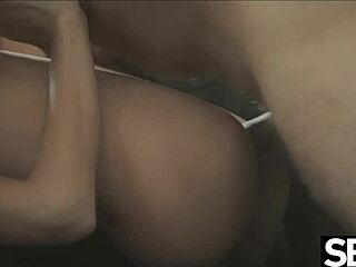 Colleghi traditori sgattaiolano via per scopare duro in orario di lavoro