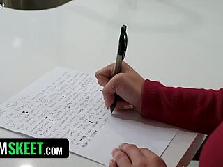 산타의 트레일러가 뜨거워, 그는 일찍 사정해 슬로피 빨기와 테이징으로.