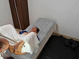 Il ginecologo sfrutta l'eccitazione della paziente per scoparla senza pietà