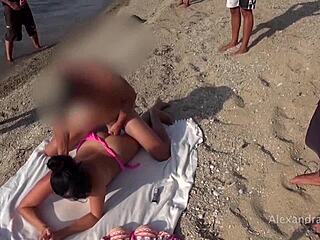 מילף שיערית מקבלת פאונדינג חזק בזיון פרוע בחוף ביוון