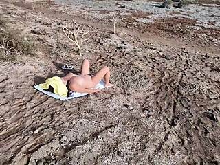 Дръзък воайор зяпа голяма дупета на нудистка милфа в соло аниме екшън