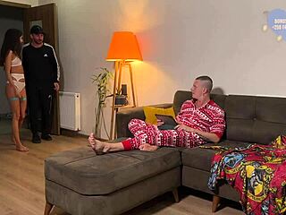 ديوث يمص زب عشيق زوجته بعد فوضى كسها