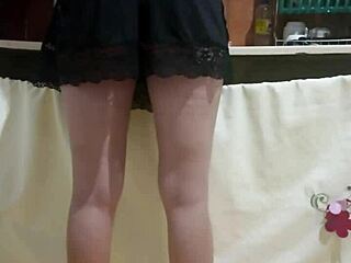 Le cul chaud de cette employée au boulot me rend dingue de désir