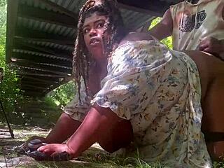 Hei, vil du se meg knulle denne milfen under parkbrua?