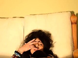 Emilia Cewek Rumania Masturbasi Keras di Webcam