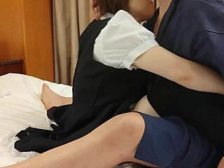 Kostümlü hizmetçi derin itişlerle ham yatak aksiyonunda inliyor