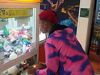 Fui buscar macho no shopping Playland e transei no banheiro. Paty Bumbum e El Toro de Oro em ação amadora ao ar livre.