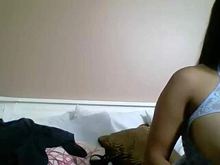 Wow! Vilken enorm leksak Maxine X tar djupt!