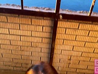 귀여운 흡연 소녀가 공공 발코니에서 빠른 블로우잡