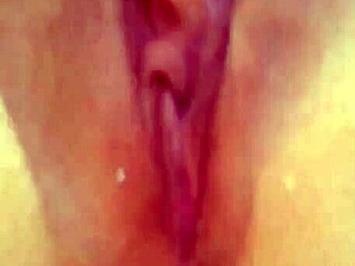 Branquinha com Piercing se Tocando até Gozar! 🔥