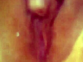 Branquinha com Piercing se Tocando até Gozar! 🔥