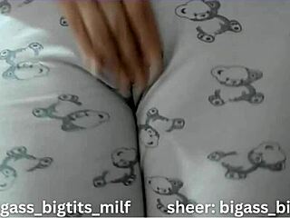 لاتينية بطيز كبيرة ببيجاما تلعب في نفسها بجلسة ساخنة