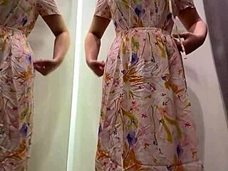 Soyunma odasında gizlice ıslak yoğun hareketlerle mastürbasyon