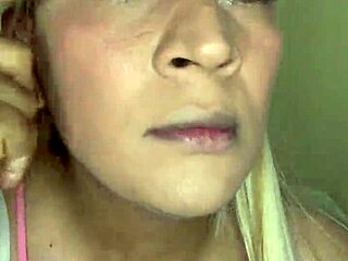 Me maquillo hermosa para mis espectadores en un show privado