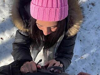 在雪白的冬季森林，我让陌生人内射我的阴户。户外太狂野了