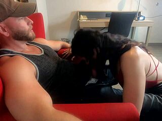 Belopolta žena se močno davi ob požiranju sperme po grobi igri