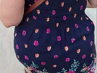 Милф латина снята на улице для сырого догги