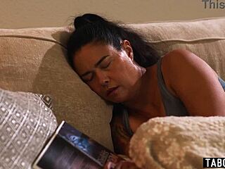 Nevlastná dcéra a syn utišovaní teplom nevlastnej mamy