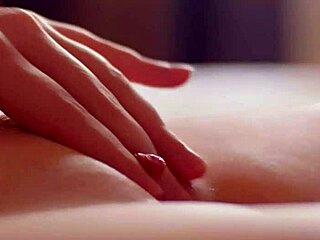 Otelde sıkı amcığımı oynatıyorum, sert sikmeyi bekliyorum