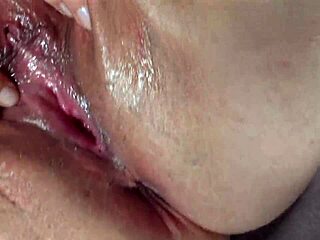 Se nærbilde fingring og knulling av stor saftig rumpe